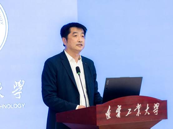 说明: 穿着西装笔挺的男子与配字AI 生成的内容可能不正确。