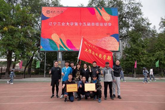 说明: 人们走在路上AI 生成的内容可能不正确。