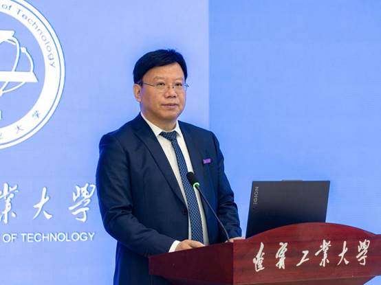 说明: 穿着西装笔挺的男子与配字AI 生成的内容可能不正确。