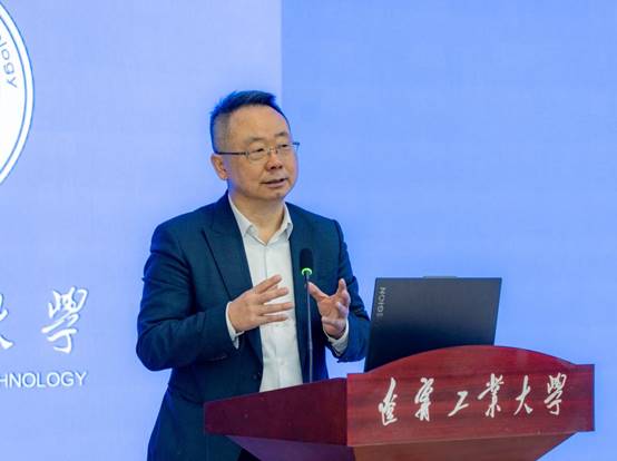 说明: 穿着西装笔挺的男子与配字AI 生成的内容可能不正确。