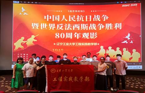说明: 一群人在台上表演的人倒一边的照片AI 生成的内容可能不正确。