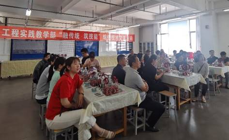 说明: 许多人在餐厅里AI 生成的内容可能不正确。
