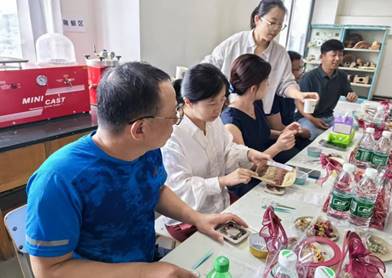 说明: 一群人看着桌子上AI 生成的内容可能不正确。